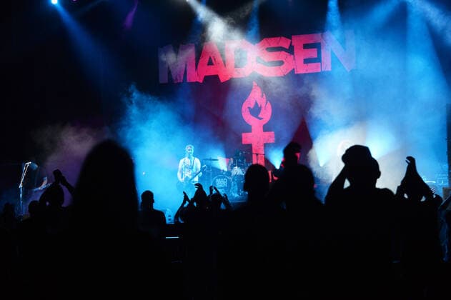 Hamburg der 26.08.2021 - Madsen macht den RESTART! für Indoor-Konzerte in Hamburg. In der unter Coronabedingungen mit 650 Menschen ausverkauften Barclays Arena spielte die Band ein breites musikalisches Spektrum von Rock bis Punk. Schon beim ersten Song holte der Leadsänger Christian Madsen das Publikum aus den festen Sitzplätzen. Die Re<Start Hamburg Konzerte starten fullminant. Madsen - Restart-Konzert - Ersten Indoor-Konzert in der Barclays Arena Hamburg, Hamburg Hamburg Deutschland Stellingen