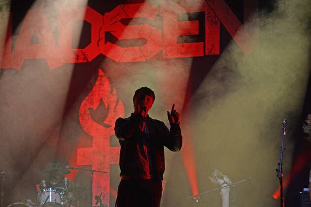 Hamburg der 26.08.2021 - Madsen macht den RESTART! für Indoor-Konzerte in Hamburg. In der unter Coronabedingungen mit 650 Menschen ausverkauften Barclays Arena spielte die Band ein breites musikalisches Spektrum von Rock bis Punk. Schon beim ersten Song holte der Leadsänger Christian Madsen das Publikum aus den festen Sitzplätzen. Die Re<Start Hamburg Konzerte starten fullminant. Madsen - Restart-Konzert - Ersten Indoor-Konzert in der Barclays Arena Hamburg, Hamburg Hamburg Deutschland Stellingen