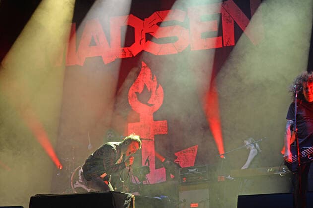 Hamburg der 26.08.2021 - Madsen macht den RESTART! für Indoor-Konzerte in Hamburg. In der unter Coronabedingungen mit 650 Menschen ausverkauften Barclays Arena spielte die Band ein breites musikalisches Spektrum von Rock bis Punk. Schon beim ersten Song holte der Leadsänger Christian Madsen das Publikum aus den festen Sitzplätzen. Die Re<Start Hamburg Konzerte starten fullminant. Madsen - Restart-Konzert - Ersten Indoor-Konzert in der Barclays Arena Hamburg, Hamburg Hamburg Deutschland Stellingen
