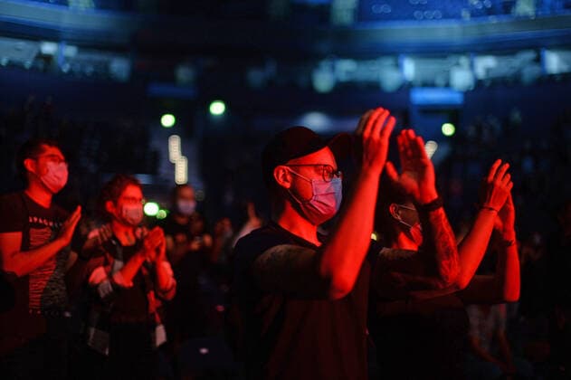 Hamburg der 26.08.2021 - Madsen macht den RESTART! für Indoor-Konzerte in Hamburg. In der unter Coronabedingungen mit 650 Menschen ausverkauften Barclays Arena spielte die Band ein breites musikalisches Spektrum von Rock bis Punk. Schon beim ersten Song holte der Leadsänger Christian Madsen das Publikum aus den festen Sitzplätzen. Die Re<Start Hamburg Konzerte starten fullminant. Madsen - Restart-Konzert - Ersten Indoor-Konzert in der Barclays Arena Hamburg, Hamburg Hamburg Deutschland Stellingen