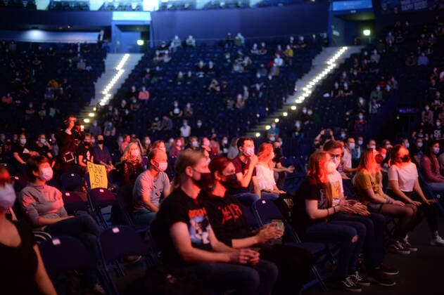 Hamburg der 26.08.2021 - Madsen macht den RESTART! für Indoor-Konzerte in Hamburg. In der unter Coronabedingungen mit 650 Menschen ausverkauften Barclays Arena spielte die Band ein breites musikalisches Spektrum von Rock bis Punk. Schon beim ersten Song holte der Leadsänger Christian Madsen das Publikum aus den festen Sitzplätzen. Die Re<Start Hamburg Konzerte starten fullminant. Madsen - Restart-Konzert - Ersten Indoor-Konzert in der Barclays Arena Hamburg, Hamburg Hamburg Deutschland Stellingen