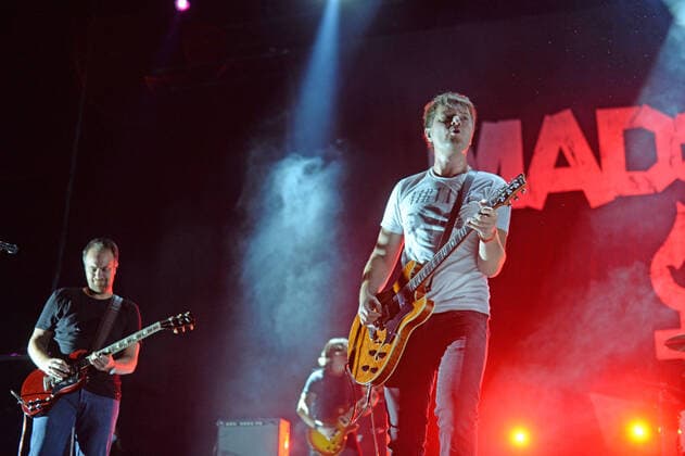 Hamburg der 26.08.2021 - Madsen macht den RESTART! für Indoor-Konzerte in Hamburg. In der unter Coronabedingungen mit 650 Menschen ausverkauften Barclays Arena spielte die Band ein breites musikalisches Spektrum von Rock bis Punk. Schon beim ersten Song holte der Leadsänger Christian Madsen das Publikum aus den festen Sitzplätzen. Die Re<Start Hamburg Konzerte starten fullminant. Madsen - Restart-Konzert - Ersten Indoor-Konzert in der Barclays Arena Hamburg, Hamburg Hamburg Deutschland Stellingen