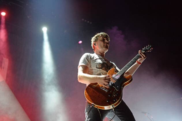 Hamburg der 26.08.2021 - Madsen macht den RESTART! für Indoor-Konzerte in Hamburg. In der unter Coronabedingungen mit 650 Menschen ausverkauften Barclays Arena spielte die Band ein breites musikalisches Spektrum von Rock bis Punk. Schon beim ersten Song holte der Leadsänger Christian Madsen das Publikum aus den festen Sitzplätzen. Die Re<Start Hamburg Konzerte starten fullminant. Madsen - Restart-Konzert - Ersten Indoor-Konzert in der Barclays Arena Hamburg, Hamburg Hamburg Deutschland Stellingen