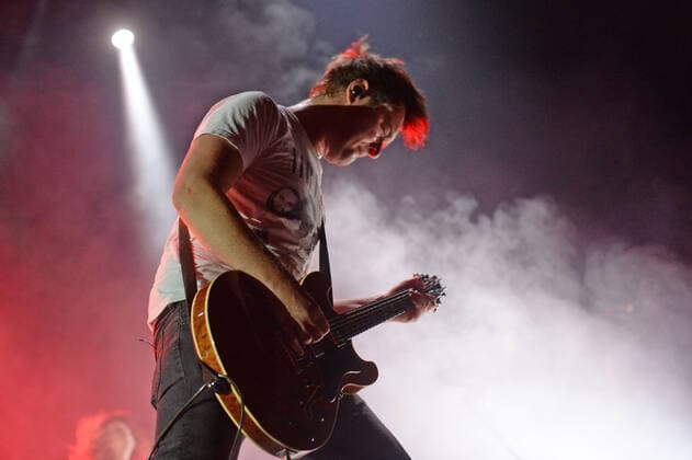 Hamburg der 26.08.2021 - Madsen macht den RESTART! für Indoor-Konzerte in Hamburg. In der unter Coronabedingungen mit 650 Menschen ausverkauften Barclays Arena spielte die Band ein breites musikalisches Spektrum von Rock bis Punk. Schon beim ersten Song holte der Leadsänger Christian Madsen das Publikum aus den festen Sitzplätzen. Die Re<Start Hamburg Konzerte starten fullminant. Madsen - Restart-Konzert - Ersten Indoor-Konzert in der Barclays Arena Hamburg, Hamburg Hamburg Deutschland Stellingen