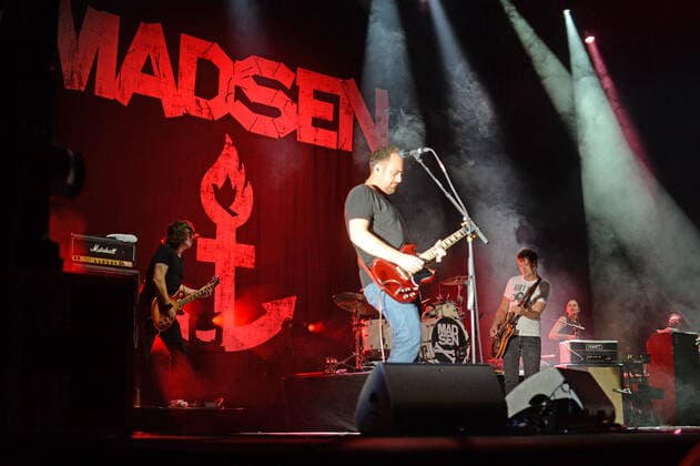 Hamburg der 26.08.2021 - Madsen macht den RESTART! für Indoor-Konzerte in Hamburg. In der unter Coronabedingungen mit 650 Menschen ausverkauften Barclays Arena spielte die Band ein breites musikalisches Spektrum von Rock bis Punk. Schon beim ersten Song holte der Leadsänger Christian Madsen das Publikum aus den festen Sitzplätzen. Die Re<Start Hamburg Konzerte starten fullminant. Madsen - Restart-Konzert - Ersten Indoor-Konzert in der Barclays Arena Hamburg, Hamburg Hamburg Deutschland Stellingen