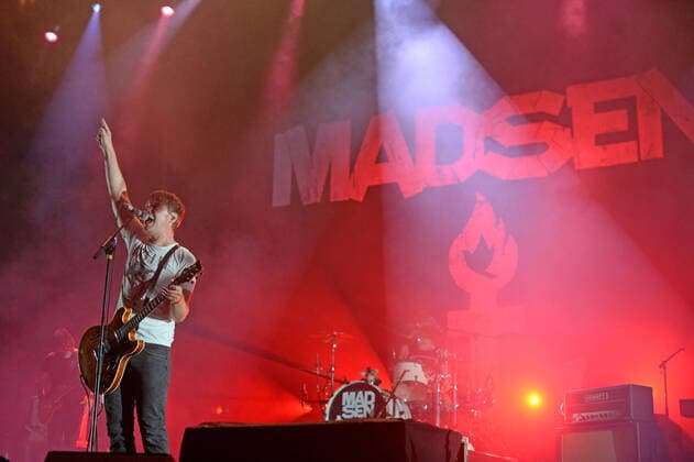 Hamburg der 26.08.2021 - Madsen macht den RESTART! für Indoor-Konzerte in Hamburg. In der unter Coronabedingungen mit 650 Menschen ausverkauften Barclays Arena spielte die Band ein breites musikalisches Spektrum von Rock bis Punk. Schon beim ersten Song holte der Leadsänger Christian Madsen das Publikum aus den festen Sitzplätzen. Die Re<Start Hamburg Konzerte starten fullminant. Madsen - Restart-Konzert - Ersten Indoor-Konzert in der Barclays Arena Hamburg, Hamburg Hamburg Deutschland Stellingen