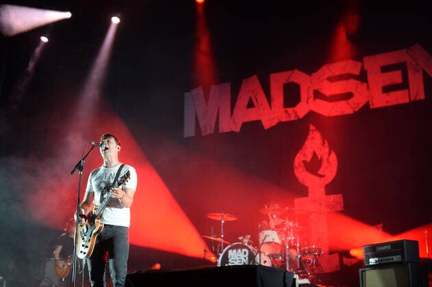 Hamburg der 26.08.2021 - Madsen macht den RESTART! für Indoor-Konzerte in Hamburg. In der unter Coronabedingungen mit 650 Menschen ausverkauften Barclays Arena spielte die Band ein breites musikalisches Spektrum von Rock bis Punk. Schon beim ersten Song holte der Leadsänger Christian Madsen das Publikum aus den festen Sitzplätzen. Die Re<Start Hamburg Konzerte starten fullminant. Madsen - Restart-Konzert - Ersten Indoor-Konzert in der Barclays Arena Hamburg, Hamburg Hamburg Deutschland Stellingen