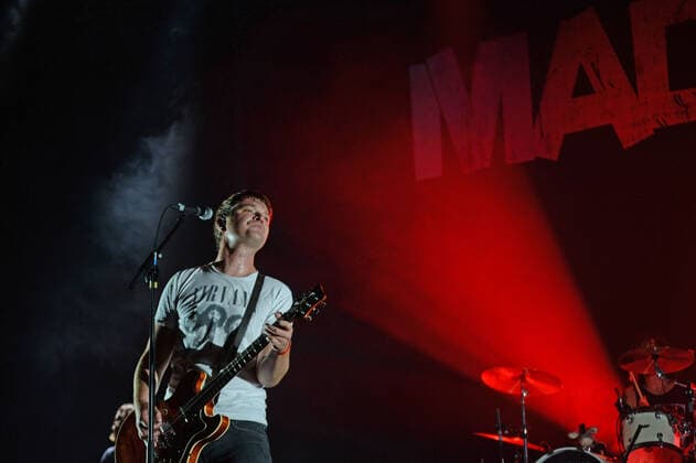 Hamburg der 26.08.2021 - Madsen macht den RESTART! für Indoor-Konzerte in Hamburg. In der unter Coronabedingungen mit 650 Menschen ausverkauften Barclays Arena spielte die Band ein breites musikalisches Spektrum von Rock bis Punk. Schon beim ersten Song holte der Leadsänger Christian Madsen das Publikum aus den festen Sitzplätzen. Die Re<Start Hamburg Konzerte starten fullminant. Madsen - Restart-Konzert - Ersten Indoor-Konzert in der Barclays Arena Hamburg, Hamburg Hamburg Deutschland Stellingen