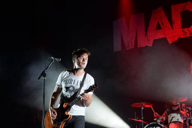 Hamburg der 26.08.2021 - Madsen macht den RESTART! für Indoor-Konzerte in Hamburg. In der unter Coronabedingungen mit 650 Menschen ausverkauften Barclays Arena spielte die Band ein breites musikalisches Spektrum von Rock bis Punk. Schon beim ersten Song holte der Leadsänger Christian Madsen das Publikum aus den festen Sitzplätzen. Die Re<Start Hamburg Konzerte starten fullminant. Madsen - Restart-Konzert - Ersten Indoor-Konzert in der Barclays Arena Hamburg, Hamburg Hamburg Deutschland Stellingen
