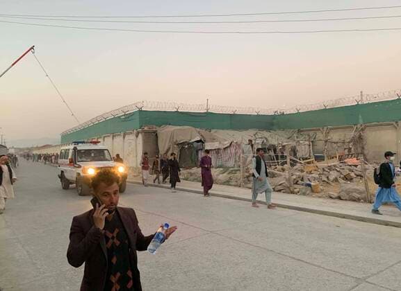 Bilder des Jahres 2021, News 08 August News Themen der Woche KW34 (210827) -- KABUL, Aug. 27, 2021 () -- People run away from the explosion site near the Kabul airport in Afghanistan, Aug. 26, 2021. The death toll from the Kabul airport attacks on Thursday has reportedly risen to at least 103. (Str ) AFGHANISTAN-KABUL-AIRPORT ATTACK-CASUALTIES xinhua 