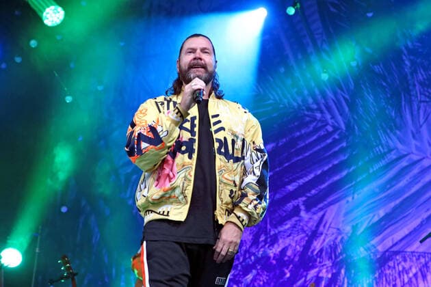 Sänger Rea Garvey. Sänger Rea Garvey während eines Auftritts im Rahmen eines Vor Deiner Tür -Konzertes am 26.08.2021 im Steigerwaldstadion Erfurt. 20210826BOS0001