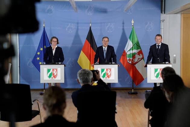 Bilder des Jahres 2021, News 08 August News Themen der Woche KW34 Staatskanzlei-NRW Pressekonferenz zum Wiederaufbau nach der Flutkatastrophe Aktuell, 27.08.2021, Duesseldorf, Armin Laschet Ministerpraesident von Nordrhein-Westfalen, CDU-Vorsitzender und Kanzlerkandidat gemeinsam mit Ina Scharrenbach Ministerin fuer Heimat, Kommunales, Bauen und Gleichstellung sowie Fritz Jaeckel Hauptgeschaeftsfuehrer der IHK in Muenster in der Pressekonferenz zum Thema Wiederaufbau nach der Flutkatastrophe in Nordrhein-Westfalen in der Staatskanzlei in Duesseldorf Duesseldorf Nordrhein-Westfalen Deutschland *** State Chancellery NRW Press conference on reconstruction after the flood disaster Current, 27 08 2021, Duesseldorf, Armin Laschet State Premier of North Rhine-Westphalia, CDU Chairman and candidate for Chancello
