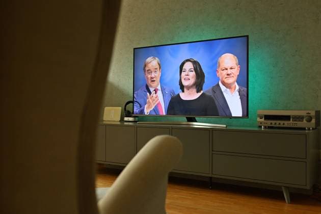 Themenbild Kanzler Triell im Fernsehen.Noch vor der Bundestagswahl treffen die Kanzlerkandidaten drei Mal bei Triellen im Fernsehen aufeinander. Am Sonntag, den 29. August, treffen die drei Kanzlerkandidaten im ersten Wahl-Triell aufeinander. Die Diskussionsrunde wird um 20.15 Uhr bei RTL und ntv uebertragen. Die Kanzlerkandidaten zur Bundestagswahl 2021: v.li:Armin LASCHET (CDU),Annalena BAERBOCK, (Buendnis 90 die Gruenen),Olaf SCHOLZ (SPD).