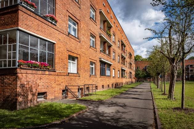 Berlin Mitte OT Wedding; Siedlung Schillerpark, Teil des UNESCO - Weltkulturerbe, Siedlungen der Berliner Moderne, 1924 - 1930 von Bruno Taut erbaut, liegt zwischen Barfusstraße, Bristolstraße, Corker und Dubliner Straße Berlin Wedding Berlin *** Berlin Mitte OT Wedding Siedlung Schillerpark, part of the UNESCO World Heritage Site, Berlin Modernist housing estates, built in 1924 1930 by Bruno Taut, located between Barfusstraße, Bristolstraße, Corker and Dubliner Straße Berlin Wedding Berlin