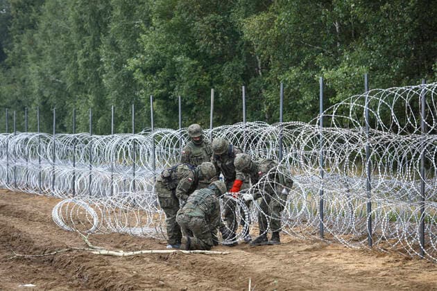 Bilder des Jahres 2021, News 08 August News Themen der Woche KW34 News Bilder des Tages Poland Builds Fence On Belarus Border To Stop Migrant Flow Soldiers of the Polish Army are seen building a fence with concertina wire near the Belarusian border in Krynki, Poland on 27 August, 2021. Poland is building a 100 kilometer long fence to put a halt to an influx of migrants from Belarus. In the month of August more than 2000 migrants have crossed the border to Poland compared to just around 80 in all of last year. The Lukashenko regime is being accused of orchestrating the arrival of thousands of migrants from the Middle East as retaliation for EU sanctions. Krynki Grodno Poland arriens-polandbu210827_np1En  Copyright: xSTRx