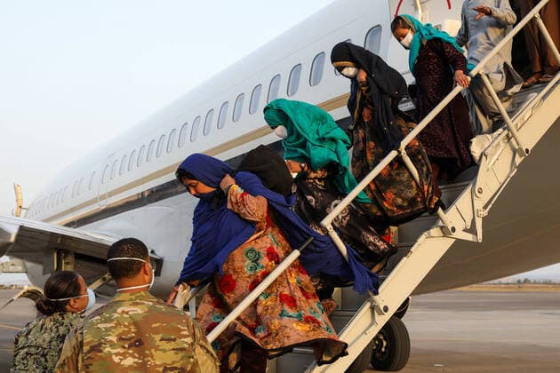 Frauen unter dem Taliban Regime in Afghanistan STYLELOCATIONU.S. service members assist Afghan familes evacuated from Kabul on arrival at Naval Air Station Sigonella August 26, 2021 in Sigonella, Italy. NAS Sigonella is providing temporary lodging for evacuees from Afghanistan as part of Operation Allies Refuge. Sigonella Italy - ZUMAp138 20210826_zaa_p138_012 Copyright: xMc2xClairexDubois U.S.xNavyx