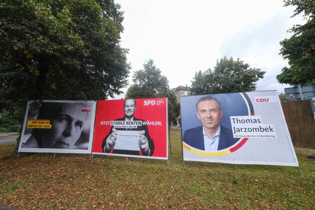 Düsseldorf 27.08.2021 Wahlkampf Wahlkampfplakat Bundestagswahl Wahlplakat Bundestagswahlplakat Olaf Scholz SPD , Marie-Agnes Strack-Zimmermann FDP , Thomas Jarzombek CDU Düsseldorf Nordrhein-Westfalen Deutschland