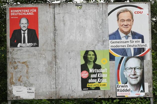 Altenkirchen Themenfoto: Wahlplakat, Bundestagswahl 2021, 27.08.2021 Nur wenige Wahlplakate auf einer Plakatwand, Themenfoto: Wahlplakat, Bundestagswahl 2021 - *** Altenkirchen theme photo election poster, federal election 2021, 27 08 2021 Only a few election posters on a billboard, theme photo election poster, federal election 2021 Copyright: xAugstx xEibner-Pressefotox EP_jat