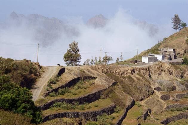  Dorf Corda, Passatwolken, Bodenerosion, Hochland der Insel Santo Antao, Kapverdische Inseln, Kap Verde, Afrika *** Corda village, trade wind clouds, soil erosion, highlands of Santo Antao Island, Cape Verde Islands, Cape Verde, Africa Copyright: imageBROKER/G.xThielmann ibltge05433910.jpg