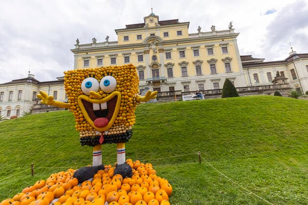 Kürbisausstellung im Blühenden Barock Ludwigsburg. Nach Angaben des Veranstalters ist es die weltgrößte Show dieser Art. In diesem Jahr dreht sich im Reich der Kürbisse alles um das Thema Fantastische Unterwasserwelt. Die Kürbis-Ausstellung findet in diesem Jahr zum 22. Mal statt und dauert bis zum 5. Dezember. Der Veranstalter spricht von 450.000 Kürbissen. Dabei dürften aber auch jene mitgezählt sein, die in der Schlossgastronomie zu Spaghetti und Suppe verarbeitet werden. 27.08.2021: Deutschland, Baden-Württemberg, Ludwigsburg. *** Pumpkin exhibition in the Blühenden Barock Ludwigsburg According to the organizer, it is the worlds largest show of its kind This year, everything in the realm of pumpkins revolves aro