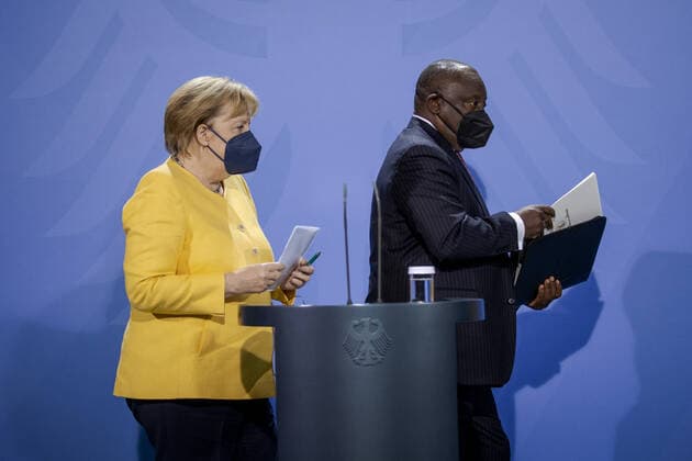 Bundeskanzlerin Angela Merkel, CDU, (L) aufgenommen im Rahmen einer gemeinsamen Presseunterrichtung mit Cyril_Ramaphosa, Staatspraesident der Republik Suedafrika, (hier nicht im Bild) und Felix_Tshisekedi, Vorsitzender der Afrikanischen Union, (R) im Bundeskanzleramt in Berlin, 27.08.2021. Berlin Deutschland