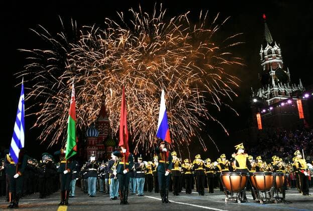 Russia Military Music Festival 6635282 27.08.2021 Fireworks explode over Red Square during the opening ceremony of the Spasskaya Tower International Military Music Festival at the Red Square, in Moscow, Russia. Ramil Sitdikov Sputnik Moscow Russia  Copyright: xRamilxSitdikovx