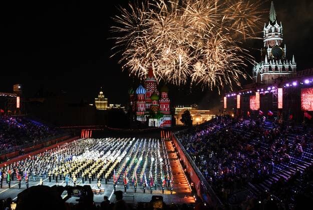 Russia Military Music Festival 6635322 27.08.2021 Fireworks explode over Red Square during the opening ceremony of the Spasskaya Tower International Military Music Festival at the Red Square, in Moscow, Russia. Vladimir Vyatkin Sputnik Moscow Russia  Copyright: xVladimirxVyatkinx