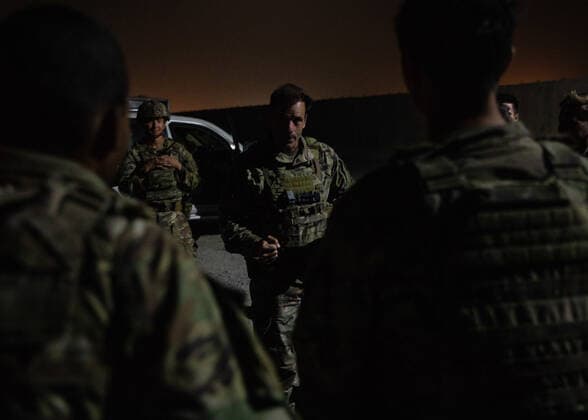 August 25, 2021 - Kabul, Afghanistan - Maj. Gen. Christopher Donahue, the 82nd Airborne Division commanding general, speaks with Paratroopers at Hamid Karzai International Airport in Kabul Afghanistan, August 25, 2021. The 82nd Abn. Div. continues to help facilitate the safe evacuation of U.S. citizens, Special Immigrant Visa applicants, and other at-risk Afghans out of Afghanistan as quickly and safely as possible. Kabul Afghanistan - ZUMAz03_ 20210825_swp_z03_567 Copyright: xU.S.xArmyx