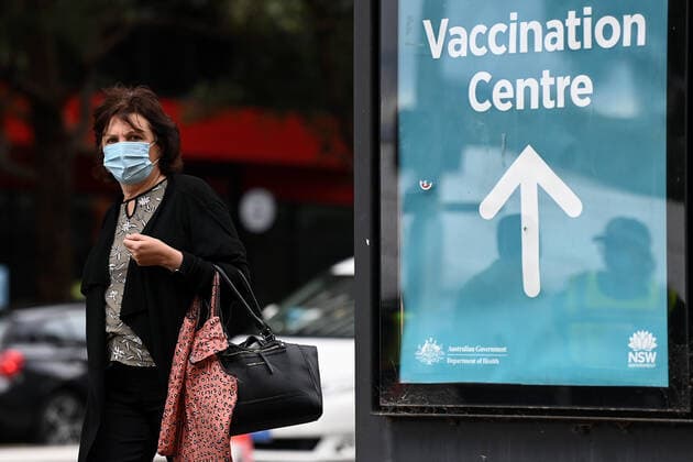 NSW CORONAVIRUS COVID19, Members of the public wear face masks as they line up at the NSW Health Vaccination Hub at Olympic Park in Sydney, Saturday, August 28, 2021. All of NSW is under strict lockdown after a record number of COVID-19 cases that have authorities concerned for the healthcare system. ( NO ARCHIVING, EDITORIAL USE ONLY, NO USE IN BOOKS WITHOUT CONSENT SYDNEY NSW AUSTRALIA  Copyright: xBIANCAxDExMARCHIx 20210828001570380122