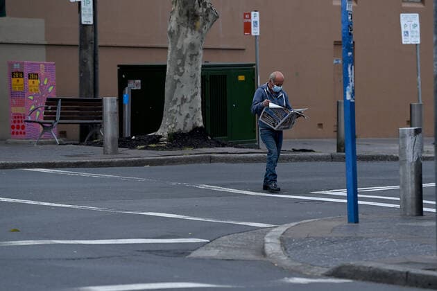 NSW CORONAVIRUS COVID19, A man wears a face mask whilst reading the paper at Campsie in Sydney, Saturday, August 28, 2021. All of NSW is under strict lockdown after a record number of COVID-19 cases that have authorities concerned for the healthcare system. ( NO ARCHIVING, EDITORIAL USE ONLY, NO USE IN BOOKS WITHOUT CONSENT SYDNEY NSW AUSTRALIA  Copyright: xBIANCAxDExMARCHIx 20210828001570385415