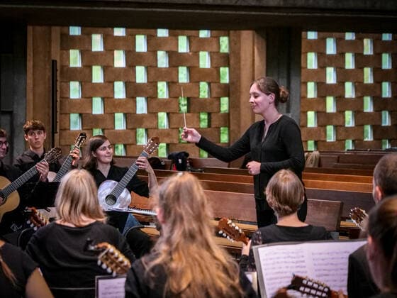 Konzert des Bundesjugendzupforchesters in Hannover 37 junge Musikerinnen und Musiker des Bundesjugendzupforchesters spielten moderne und ältere Stücke in der Kirche St. Martin in Hannover-Linden unter Leitung der Dirigentin Lisa Hummel Copyright: xBerndxGüntherx
