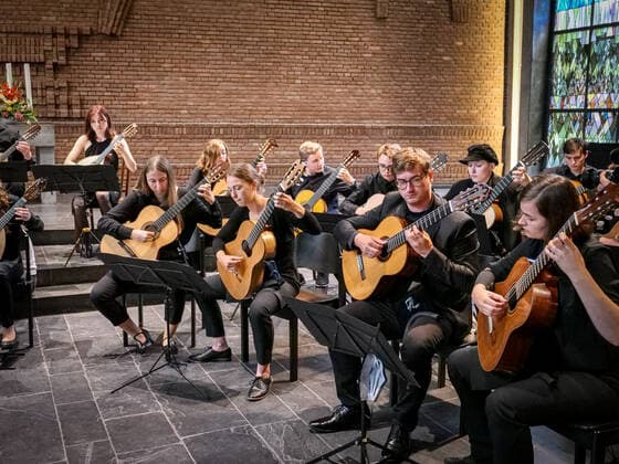 Konzert des Bundesjugendzupforchesters in Hannover 37 junge Musikerinnen und Musiker des Bundesjugendzupforchesters spielten moderne und ältere Stücke in der Kirche St. Martin in Hannover-Linden unter Leitung der Dirigentin Lisa Hummel Copyright: xBerndxGüntherx