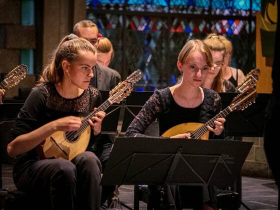 Konzert des Bundesjugendzupforchesters in Hannover 37 junge Musikerinnen und Musiker des Bundesjugendzupforchesters spielten moderne und ältere Stücke in der Kirche St. Martin in Hannover-Linden unter Leitung der Dirigentin Lisa Hummel Copyright: xBerndxGüntherx