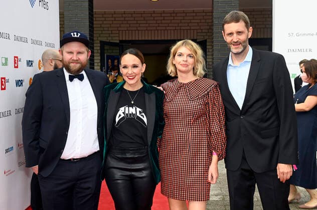 Max Bierhals, Carolin Kebekus, Jessica Timm und Claudius Pläging bei der 57. Verleihung des Grimme Preises 2021 im Theater der Stadt Marl. Marl, 27.08.2021