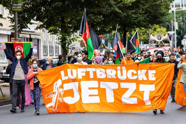 Bilder des Jahres 2021, News 08 August News Themen der Woche KW34 News Bilder des Tages Hannover, Deutschland 28. August 2021: News - 2021 - Demonstration des Buendnis Seebruecke - 28.08.2021 Der Demonstrationszug laeuft durch die Stadt. Auf dem vorderen Transparent ist die Aufschrift Luftbrücke jetzt zu sehen. Das Buendnis Seebruecke fordert unter dem Motto Luftbruecke jetzt! die Fortsetzung der Evakuierung von afghanischen Ortskraeften und Partnern der Bundesregierung und Bundeswehr aus Afghanistan, nachdem die radikal-islamischen Taliban die Macht dort uebernommen haben. Niedersachsen *** Hanover, Germany 28 August 2021 News 2021 Demonstration of the Buendnis Seebruecke 28 08 2021 The demonstration procession runs through the city On the front banner is the inscription Airlift now The Buendnis Seebr Copyright: xFotostandx xMattheyx