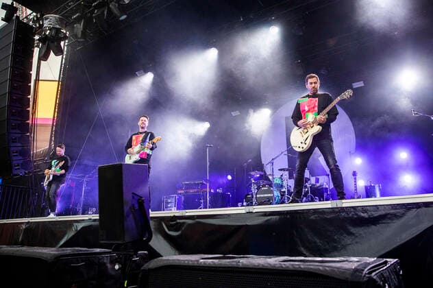 Kristoffer Hünecke, Johannes Strate und Niels Kristian Hansen von Revolverheld live beim Vor Deiner Tür Open Air im Steigerwaldstadion. Erfurt, 27.08.2021