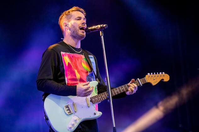 Johannes Strate von Revolverheld live beim Vor Deiner Tür Open Air im Steigerwaldstadion. Erfurt, 27.08.2021