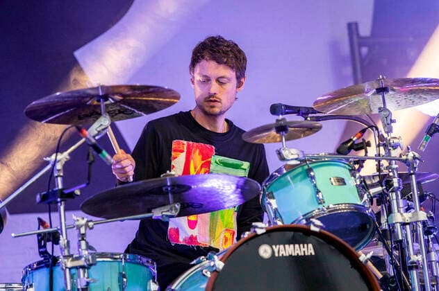 Jakob Sinn von Revolverheld live beim Vor Deiner Tür Open Air im Steigerwaldstadion. Erfurt, 27.08.2021