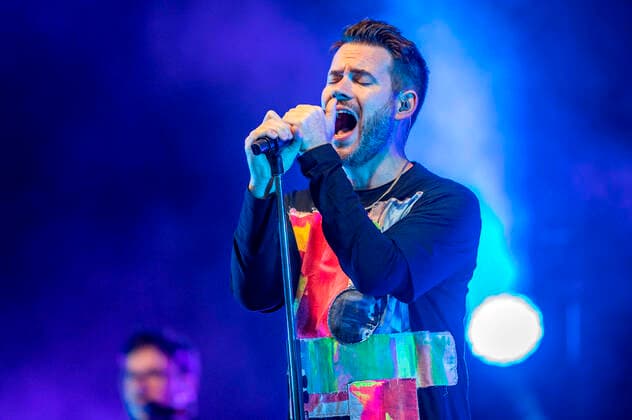 Johannes Strate von Revolverheld live beim Vor Deiner Tür Open Air im Steigerwaldstadion. Erfurt, 27.08.2021
