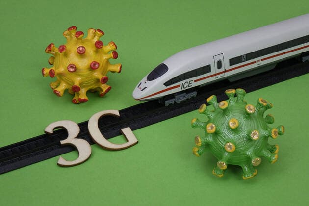 Coronamodelle mit Zug und 3G Coronamodelle mit Zug und 3G, 27.08.2021, Borkwalde, Brandenburg, Zwischen verschiedenen Coronamodellen befindet sich ein Zug und der Schriftzug 3G.