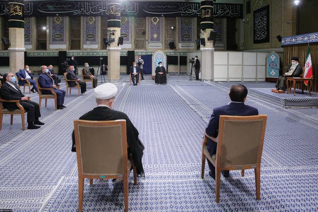 Bilder des Jahres 2021, News 08 August News Themen der Woche KW34 News Bilder des Tages August 28, 2021, Tehran, Tehran, Iran: A handout picture provided by the office of Iran s Supreme Leader Ayatollah ALI KHAMENEI on August 28, 2021, shows him meeting with Iran s President Ebrahim Raisi and his cabinet in the capital Tehran. He accused US President Joe Biden of making the same demands as his predecessor Donald Trump in talks to revive a nuclear deal. In his speech, Khamenei also called on Raisi to repair the public s damaged trust in government. Iran has in recent years been hit by several protests over the economy and living conditions made worse by punishing US sanctions. Tehran Iran - ZUMAi98_ 20210828_zih_i98_019 Copyright: xIranianxSupremexLeader SxOfficex