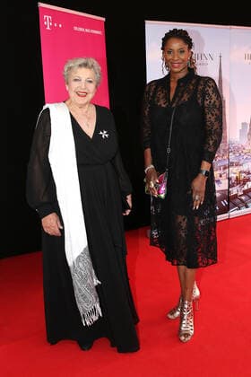 Marie Luise Marjan und Liz Baffoe bei der Europäischer Kulturpreis Gala Verleihung am 28.08.2021 im Opernhaus in Bonn Europäischer Kulturpreis Verleihung 2021 in Bonn