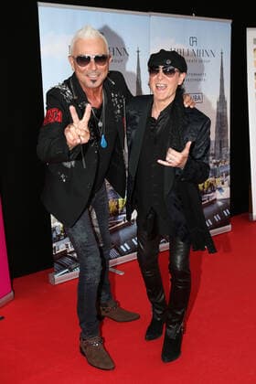 Rudolf Schenker und Klaus Meine, die beiden Musiker (Scorpions) bei der Europäischer Kulturpreis Gala Verleihung am 28.08.2021 im Opernhaus in Bonn Europäischer Kulturpreis Verleihung 2021 in Bonn