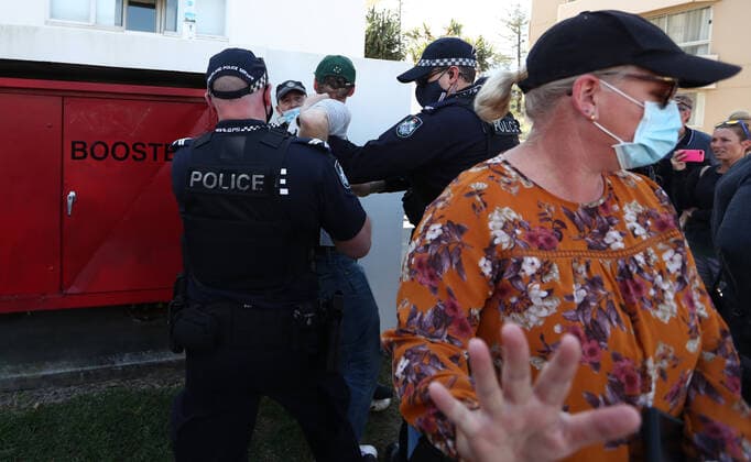 ANTI LOCKDOWN PROTEST NSW QLD BORDER, A man is arrested on the New South Wales and Queensland border during an anti-lockdown protest in Coolangatta , QLD, Sunday, August 29, 2021. ( NO ARCHIVING, EDITORIAL USE ONLY, NO USE IN BOOKS WITHOUT CONSENT TWEED HEADS NSW AUSTRALIA  Copyright: xJASONxO BRIENx 20210829001570705357