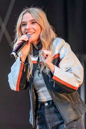Esther Graf live beim Vor Deiner Tür Open Air im Steigerwaldstadion. Erfurt, 28.08.2021