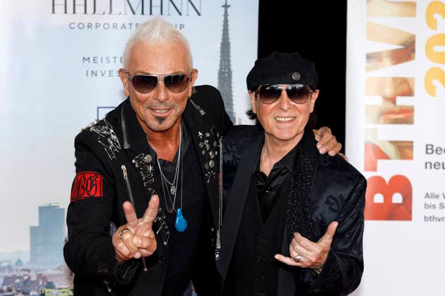 Rudolf Schenker und Klaus Meine von den Scorpions bei der Europäischen Kulturpreisgala 2021 im Opernhaus. Bonn, 28.08.2021