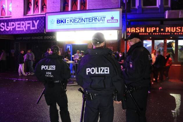 Bilder des Jahres 2021, News 08 August News Themen der Woche KW34 Hamburg der 28.08.2021 - Punkt 0:00 Uhr öffnete das Blankenese Kiezinternat in der Großen Freiheit 10 seine Türen. Mit Inkrafttreten der 2G Regeln wollte Clubchef Said Abou-Chabab mit rund 120 Gästen auf dem Kiez feiern. Doch das Vergnügen war nur von kurzer Dauer. Um 1:35 Uhr beendeten Polizei und Gesundheitsamt die Party, so der Führungs- und Lagedienst der Polizei. Innerhalb des BKI:Kiezinternates wurden zahlreiche Verstöße gegen die Maskenpflicht festgestellt. Außerdem waren einige Gäste und auch ein Türsteher nicht geimpft. Um 2:26 Uhr war dann auch der letzte Gast aus dem Laden und die polizeilichen Maßnahmen abgeschlossen. Erste 2G-Party auf dem Kiez vom Gesundheitsamt beendet, Hamburg Hamburg Deutschland St. Pauli *** Ha
