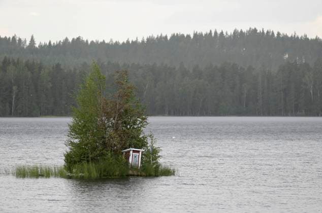 Sweden, toilet house SWEDEN, Falun, toilet house on lake island *** SCHWEDEN, Falun, Toilettenhäuschen auf Insel im See Falun Dalarnas län Sweden