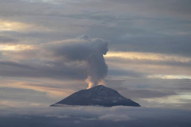 Popocatepetl Volcano In Mexico Registers Activity PopocatÃ petl volcano emits a plume of water vapour, gases and ash, during dawn and COVID-19 health emergency in Mexico. Mexico City Mexico vieyra-notitle210829_npqT2  Copyright: xGerardoxVieyrax