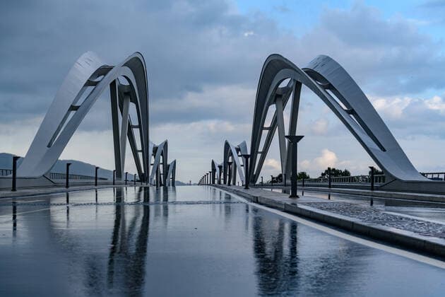 Creative Highlights World linz, austria, 29 aug 2021, new bridge over the danube river in linz, upper austria one day before opening on a rainy day *** linz, österreich, 29. aug 2021, neue brücke über die donau in linz, oberösterreich, einen tag vor der eröffnung an einem regentag Copyright: xWolfgangxSimlingerx